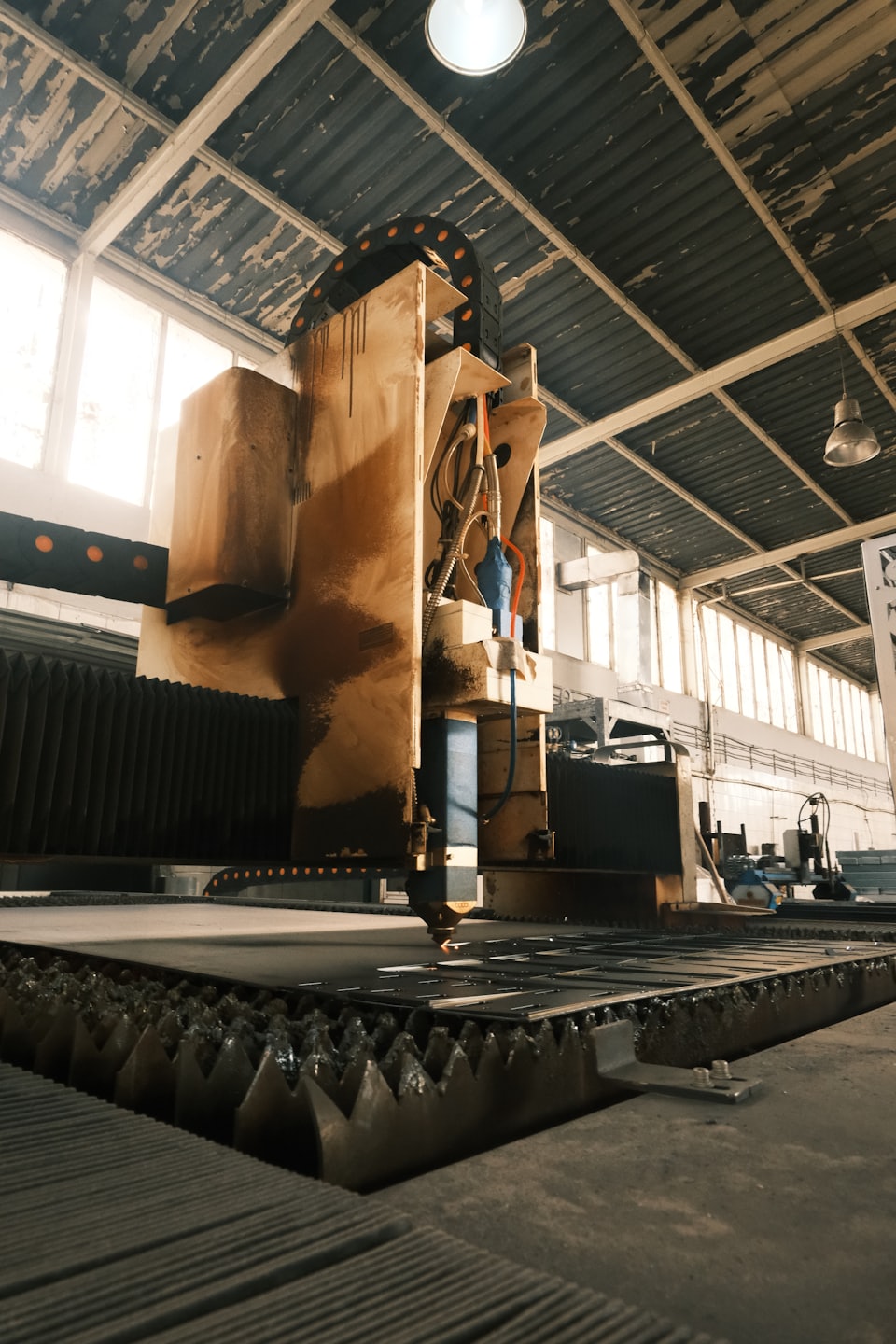 Industrieller Laserschneider, der filigrane Designs auf Metall erstellt.